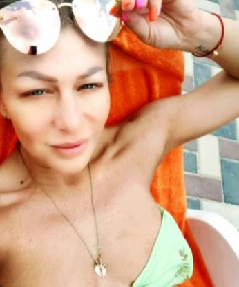 У меня богатый опыт и индивидуальный подход к каждому клиенту. 💋
Мои услуги включают классический секс, оральный секс, анальный секс, эротический массаж и многое другое. Я готова исполнить твои самые сокровенные фантазии и принести истинное наслаждение. 💦
Уверена, что ты останешься доволен нашим встречей — мои клиенты оставляют самые лестные отзывы о нашем времени вместе. 😘
Расскажу о себе подробнее: я красивая и сексуальная, с изящными формами и нежной кожей. На моих фото ты сможешь убедиться в этом. 📷
Живу в Москве и готова встретиться с тобой в любую удобную для нас обоих точку города. 🌃
Не откладывай на потом свое настоящее удовольствие. Свяжись со мной прямо сейчас, и мы создадим для тебя незабываемые воспоминания. 💫 Тамара